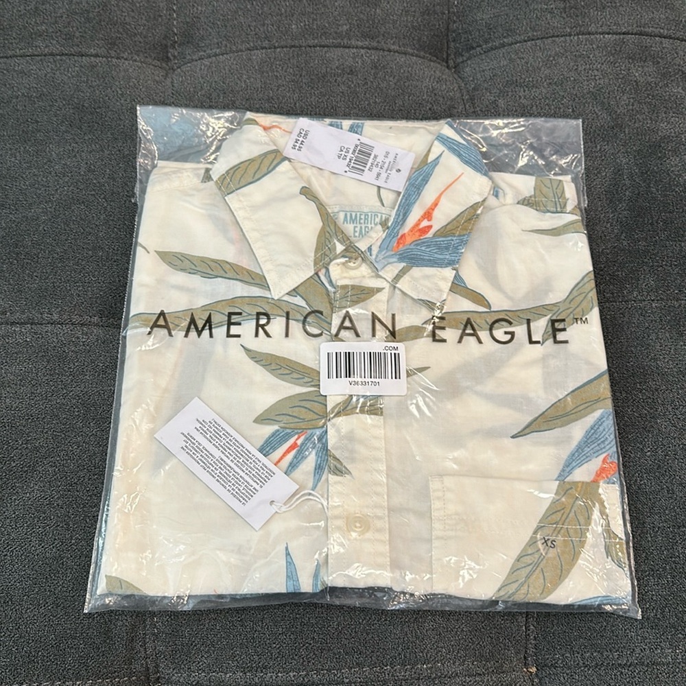*New* American Eagle Men’s Floral short Sleeve button Up Shirt